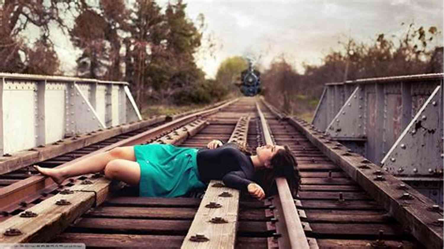 A Woman On A Train My Sister S Lies: The Best Selling About Love Loss And Dark Family Secrets