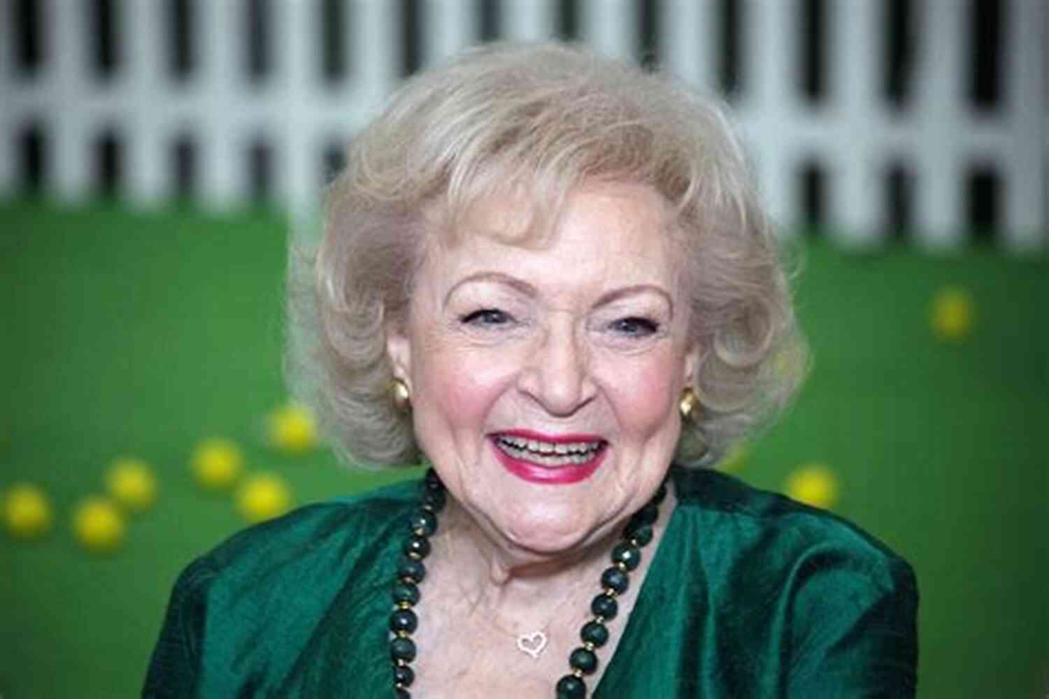 Betty White America's Beloved Actress The Biography Of Betty White: A Complete Look Into The Life And Career Of Betty White Who Was An American Actress And Comedian