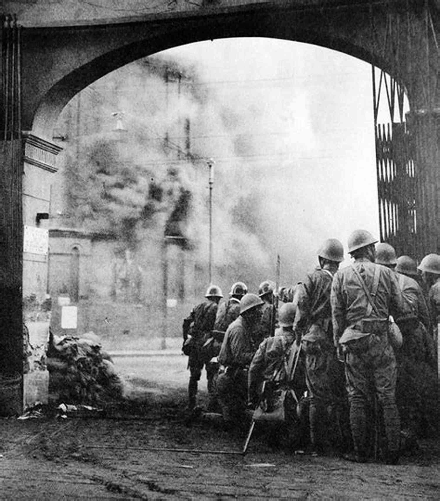 Illustration Depicting Soldiers Engaged In Urban Warfare Single Person Close Quarters Battle: Urban Tactics For Civilians Law Enforcement And Military (Special Tactics Manuals 1)