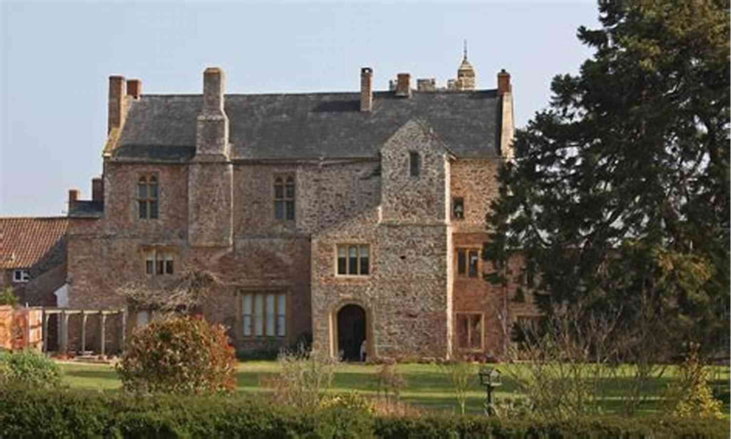The Mysterious Blackmore Mansion Dead Wrong (Blackmore Sisters Mystery 1)